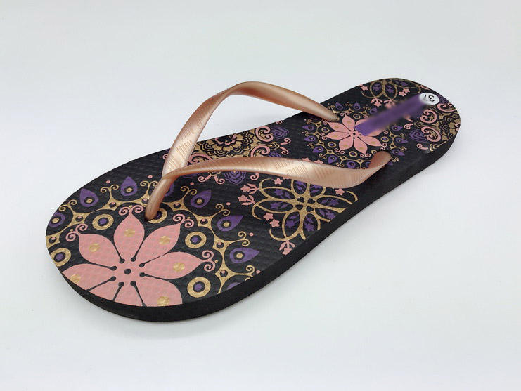 2024 Custom and Wholesale Summer Flip Flops Colorful Women Slipper PVC Upper and Rubber Outsloe Material